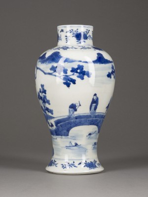 Picture EINE BLAU-WEISSE BALUSTERVASE MIT FIGUREN UND LANDSCHAFTEN