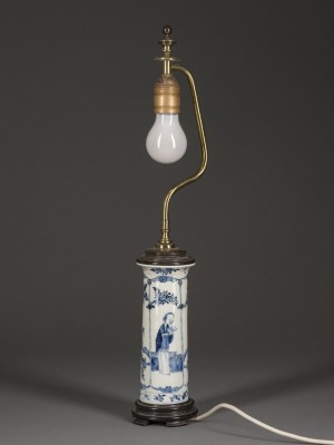 Bild EINE BLAU-WEISSE VASE ALS LAMPE MIT FIGURENDARSTELLUNG