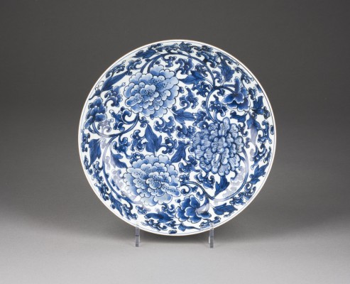 Auction 148<br>EIN BLAU-WEISSER TELLER MIT BLUMENDARSTELLUNG