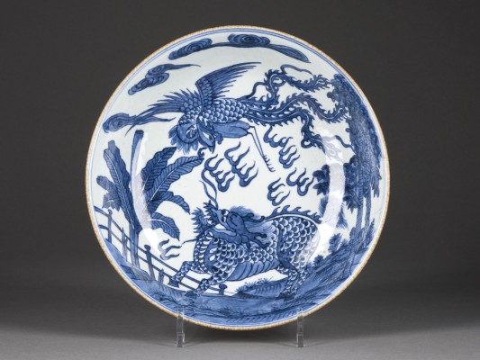 Auction 148<br>EIN BLAU-WEISSER TELLER MIT DARSTELLUNG VON QILIN