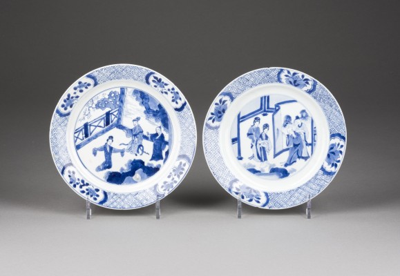 Auction 148<br>ZWEI BLAU-WEISSE TELLER MIT FIGURENDARSTELLUNGEN