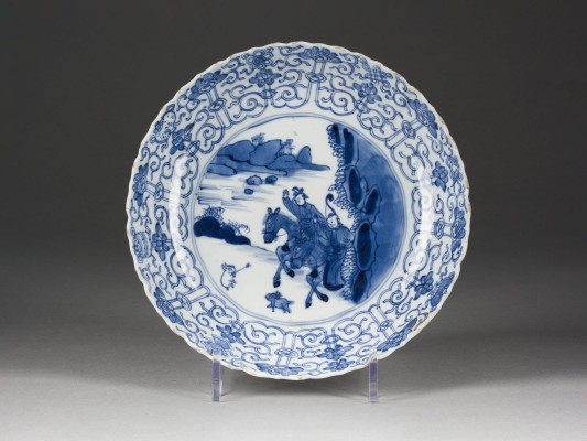 Auction 148<br>EIN BLAU-WEISSER TELLER MIT DER DARSTELLUNG VON MONGOLOIDEN JAGD