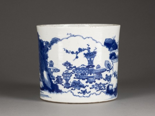 Auction 148<br>EIN BLAU-WEIßER PINSELTOPF MIT DER DARSTELLUNG VON ANTIQUITÄTEN UND FIGUREN