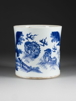Picture EIN BLAU-WEISSER ANHUA-DEKORIERTER PINSELTOPF MIT DARSTELLUNG VON FABELWESEN