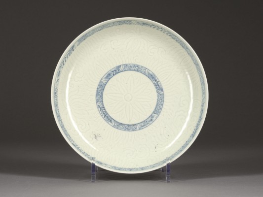 Auction 148<br>EIN BLAU-WEISSER TELLER MIT BLUMENDARSTELLUNGH