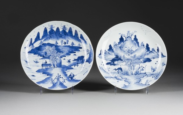 Auction 148<br>ZWEI BLAU-WEISSE TELLER MIT DARSTELLUNG VON FIGUREN UND LANDSCHAFTEN