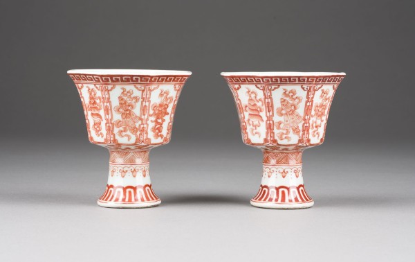 Auction 148<br>EIN PAAR EISENROT VERZIERTE FUßSCHALE MIT DARSTELLUNG VON 'BAJIXIANG'
