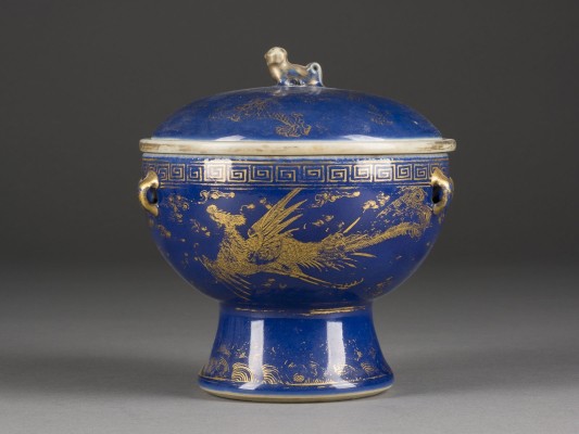 Bild EINE MIT GOLDDEKORIERTER PUDERBLAUER GLASUR FUSßCHALE