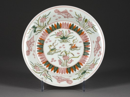 Auction 148<br>EIN GRÜNER UND EISENROTER VERZIERTER TELLER MIT FISCHDARSTELLUNG