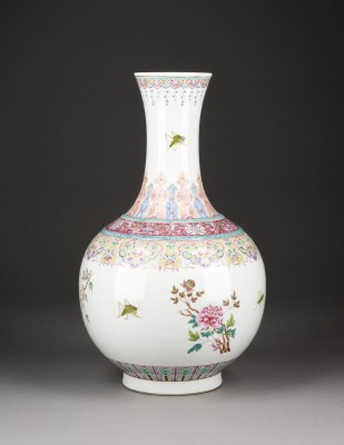 Auction 148<br>EINE FAMILLE ROSE-FLASCHENVASE