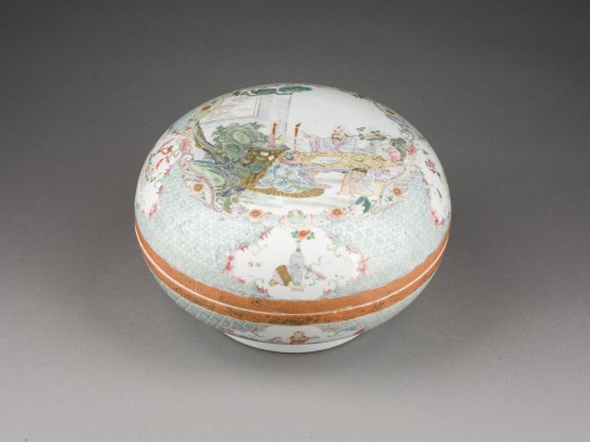 Auction 148<br>EINE GROSSE FAMILLE-ROSE DECKELDOSE MIT FIGURENDARSTELLUNG