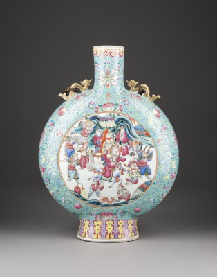Auction 148<br>EINE FAMILLE ROSE VASE VOM TYP MOON-FLASK