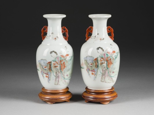 Picture EIN PAAR QIANJIANGCAI VASEN MIT FIGURENDARSTELLUNG