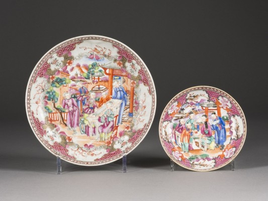 Picture ZWEI KANTON FAMILLE ROSE-SCHALEN MIT FIGURENDARSTELLUNGEN