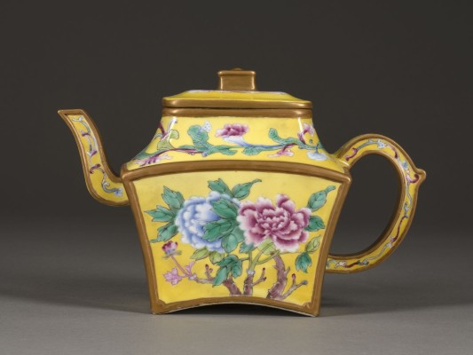 Auction 148<br>EINE GELBGRUNDIGE FAMILLE-ROSE TEEKANNE MIT DECKEL