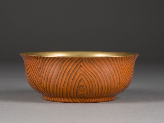 Auction 148<br>EINE SCHALE MIT FAUX-BOIS-EMAILDEKOR UND INNENVERGOLDUNG