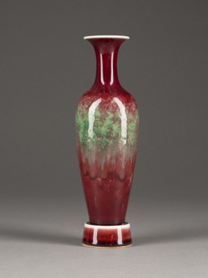 Picture EINE PFIRSICHBLÜTENGLASIERTE VASE IN FORM EINES WEIDENBLATTS