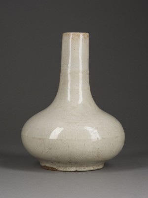Auction 148<br>EINE WEISSE CRAQUELÉ-GLASIERTE FLASCHENVASE
