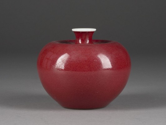 Auction 148<br>EIN KUPFERROT GLASIERTER APFELFÖRMIGER TOPF