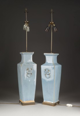Auction 148<br>EIN PAAR CLAIR-DE-LUNE-GLASIERTE VASEN ALS LAMPEN MONTIERT