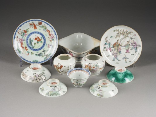 Auktion 148<br>EINE ZEHNTEILIGES KONVOLUT VON FAMILLE-ROSE- UND QIANJIANGCAI-PORZELLAN-OBJEKTEN