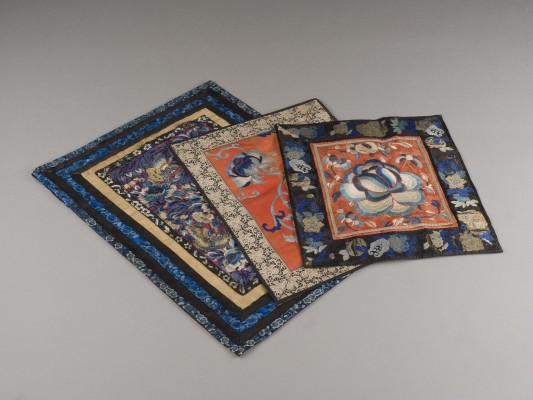 Auction 148<br>EIN DREITEILIGES KONVOLUT VON BROKATIERTEN RANGABZEICHEN (BUZI)