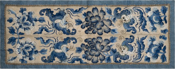 Picture EIN BROSCHIERTES RANGABZEICHEN (BUZI) MIT FLEDERMÄUSEN UND BLÜTEN