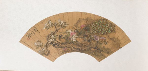 Bild EIN FÄCHERBILD MIT PFAUEN- UND BLUMENDARSTELLUNG