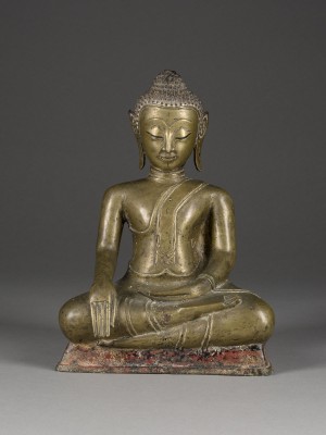 Bild EINE FIGUR DES SITZENDEN BUDDHA SHAKYAMUNI AUS BRONZE