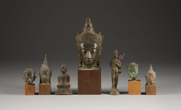 Picture EIN SIEBENTEILIGES KONVOLUT VON VERSCHIEDENEN BUDDHISTISCHEN OBJEKTEN