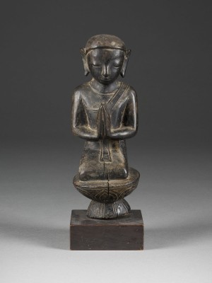 Bild EINE KNIEBENDE FIGUR DES BUDDHAS