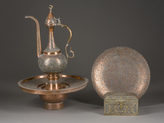 Auction 148<br>VIER OSMANISCHE GRAVIERTE MESSINGOBJEKTE
