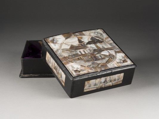 Auction 148<br>EINE SCHWARZLACKIERTE QUADRATISCHE DECKELDOSE MIT PERLMUTTEINLAGEN