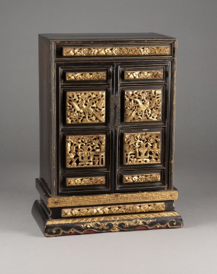 Bild EIN ALTAR MIT RELIEFTAFELN AUS GOLDLACKIERTEM HOLZ