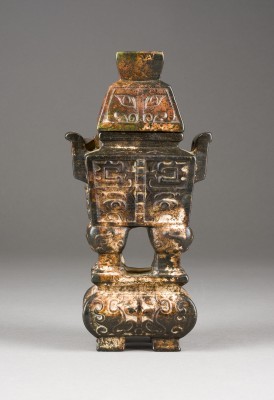 Picture EIN ARCHAISCHER WEIHRAUCHBRENNER UND DECKEL AUS BRAUNER JADE IN FANGDING-FORM