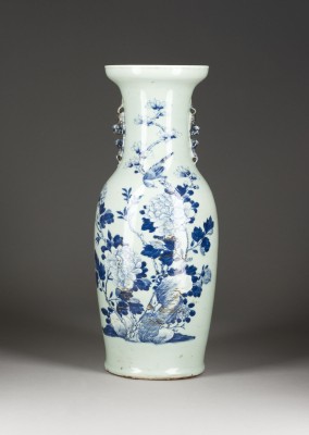 Bild EINE BLAU-WEISSE VASE AUF SELADONGRUND