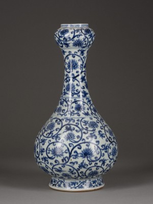 Bild EINE BLAU-WEISSE VASE MIT KNOBLAUCHMUND