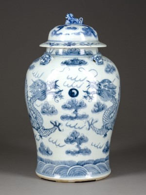 Bild EINE BLAU-WEISSE DECKELVASE MIT DRACHENDARSTELLUNG