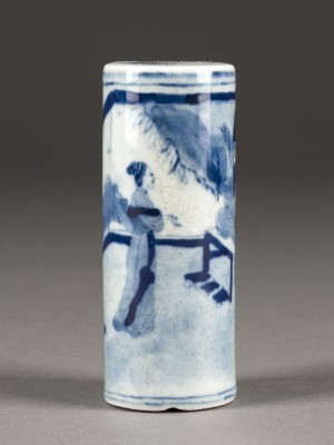 Bild EINE KLEINE BLAU-WEISSE ZYLINDRISCHE SALZDOSE MIT FIGURENDARSTELLUNG