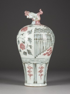 Bild EINE VASE MIT UNTERGLASURBLAUER UND KUPFERROTER DEKORATION