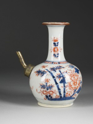 Bild EIN CHINESISCHER IMARI KENDI MIT BLUMENDARSTELLUNG