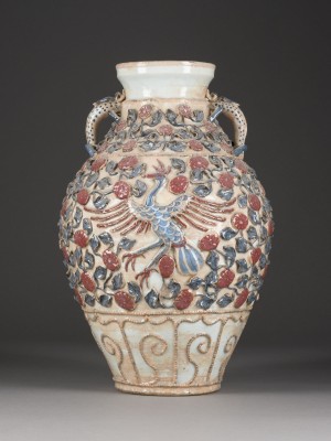 Bild EINE UNTERGLASURBLAUE UND KUPFERROTE GEFORMTE VASE