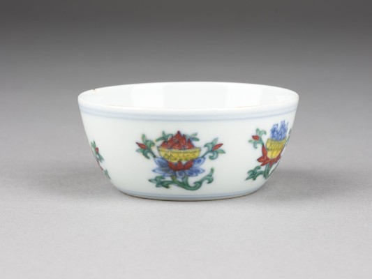 Auktion 148<br>EINE KLEINE DOUCAI-TASSE