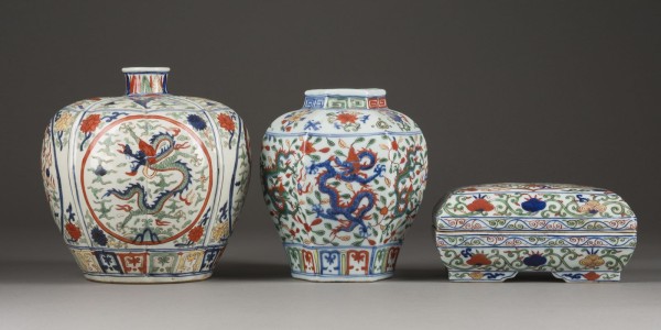 Auktion 148<br>DREI WUCAI-PORZELLANOBJEKTE