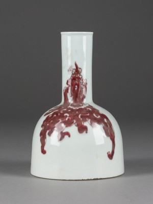 Auktion 148<br>EINE UNDERGLAZE KUPFER-ROT-DEKORIERTE MALLET VASE