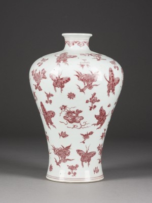 Auktion 148<br>EINE KUPFERROTE VASE MIT DER DARSTELLUNG VON BLUMEN UND SCHMETTERLINGEN