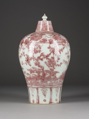 Bild EINE MEIPING-VASE MIT KUPFERROTER DEKORATION UND DECKEL