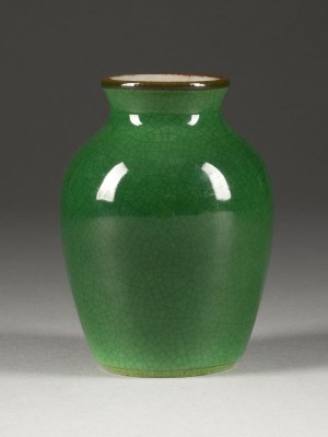 Picture EINE KLEINE GRÜNE VASE MIT CRAQUELÉ-GLASUR