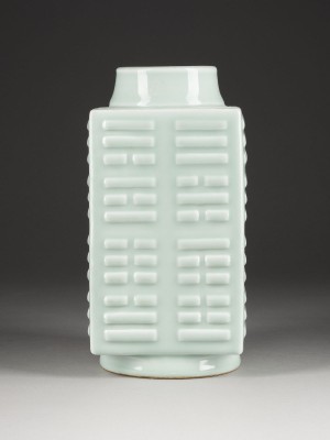 Bild EINE SELADON-GLASIERTE CONG-FORM VASE MIT DARSTELLUNG VON TRIGRAMMEN