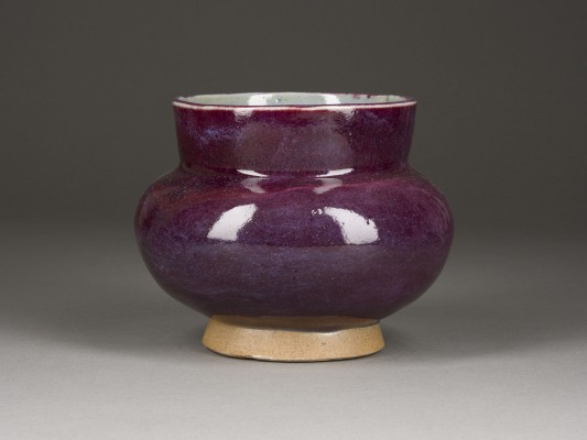 Picture EIN JUNYAO-TYP PURPEL- UND BLAU-GLASIERTER SPUCKNAPF